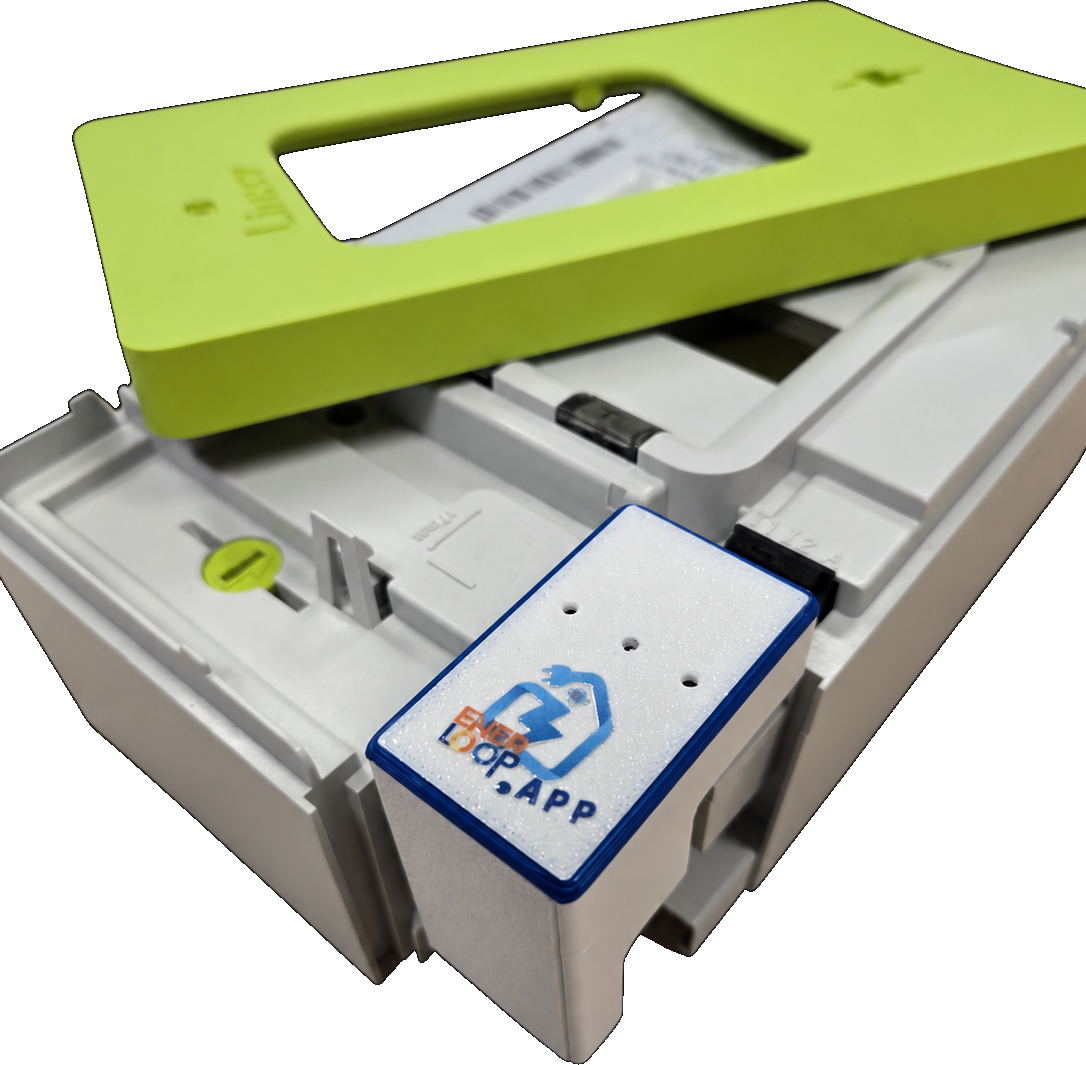 Vue rapprochée du SmartDongle raccordé au Linky, fond supprimé